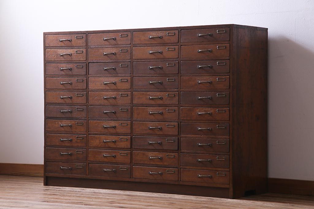 レトロ家具　昭和レトロ　ネームプレート付き　薄型の引き出しが40杯付いたチェスト(書類ケース、ドロワー)