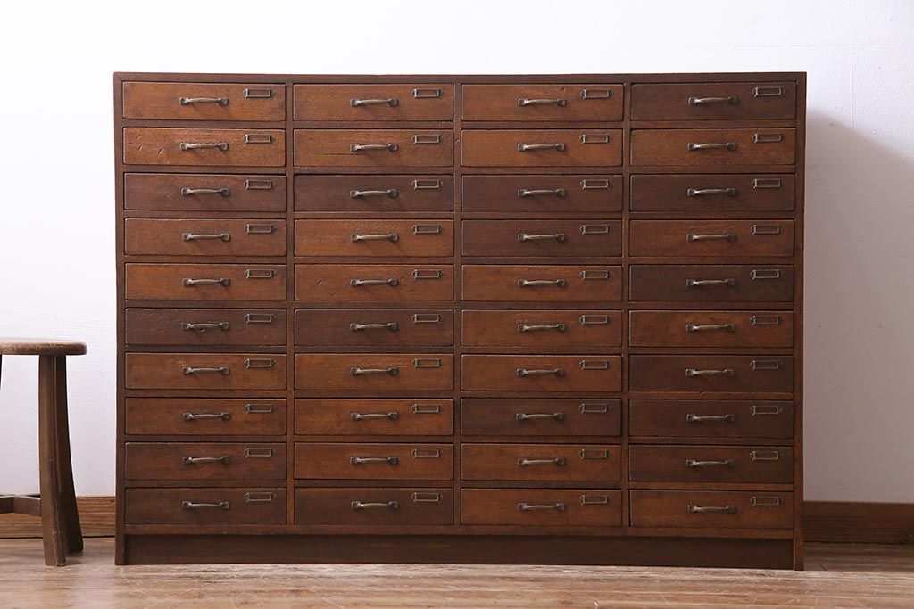 レトロ家具　昭和レトロ　ネームプレート付き　薄型の引き出しが40杯付いたチェスト(書類ケース、ドロワー)