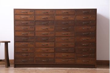 レトロ家具　昭和レトロ　ネームプレート付き　薄型の引き出しが40杯付いたチェスト(書類ケース、ドロワー)