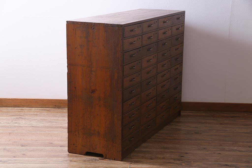 レトロ家具　昭和レトロ　ネームプレート付き　薄型の引き出しが40杯付いたチェスト(書類ケース、ドロワー)