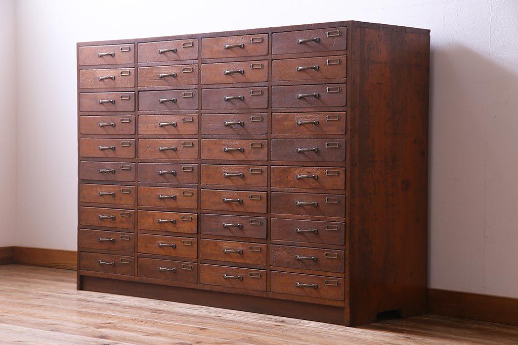 レトロ家具　昭和レトロ　ネームプレート付き　薄型の引き出しが40杯付いたチェスト(書類ケース、ドロワー)