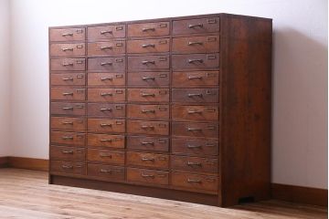 レトロ家具　昭和レトロ　ネームプレート付き　薄型の引き出しが40杯付いたチェスト(書類ケース、ドロワー)