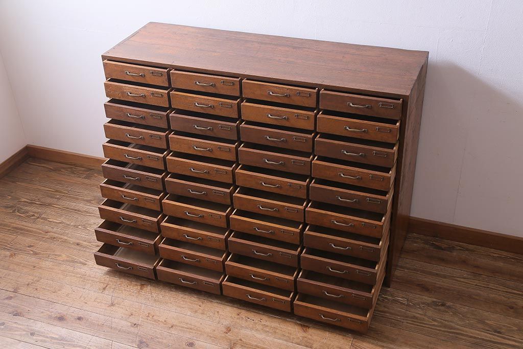 レトロ家具　昭和レトロ　ネームプレート付き　薄型の引き出しが40杯付いたチェスト(書類ケース、ドロワー)