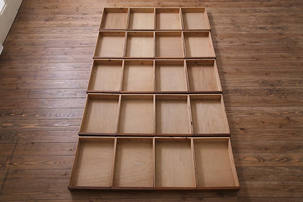 レトロ家具　昭和レトロ　ネームプレート付き　薄型の引き出しが40杯付いたチェスト(書類ケース、ドロワー)