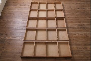 レトロ家具　昭和レトロ　ネームプレート付き　薄型の引き出しが40杯付いたチェスト(書類ケース、ドロワー)