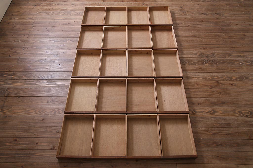 レトロ家具　昭和レトロ　ネームプレート付き　薄型の引き出しが40杯付いたチェスト(書類ケース、ドロワー)