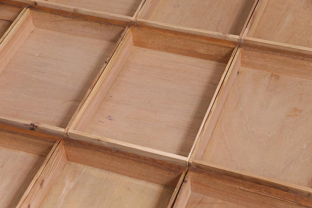 レトロ家具　昭和レトロ　ネームプレート付き　薄型の引き出しが40杯付いたチェスト(書類ケース、ドロワー)