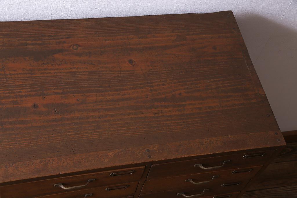 レトロ家具　昭和レトロ　ネームプレート付き　薄型の引き出しが40杯付いたチェスト(書類ケース、ドロワー)