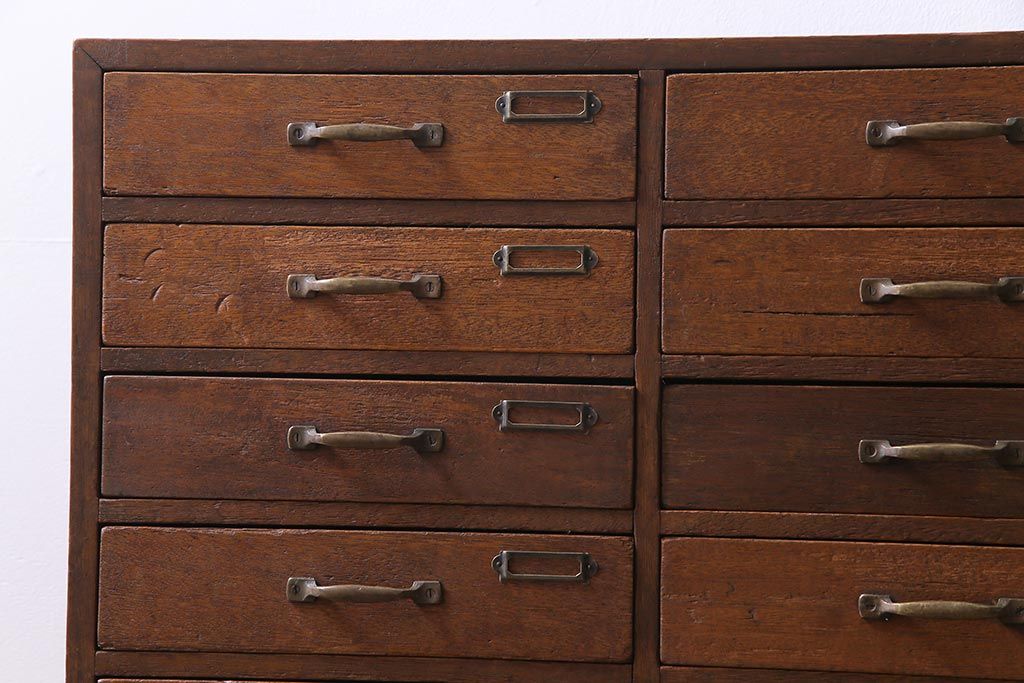 レトロ家具　昭和レトロ　ネームプレート付き　薄型の引き出しが40杯付いたチェスト(書類ケース、ドロワー)