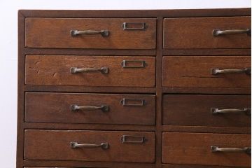 レトロ家具　昭和レトロ　ネームプレート付き　薄型の引き出しが40杯付いたチェスト(書類ケース、ドロワー)