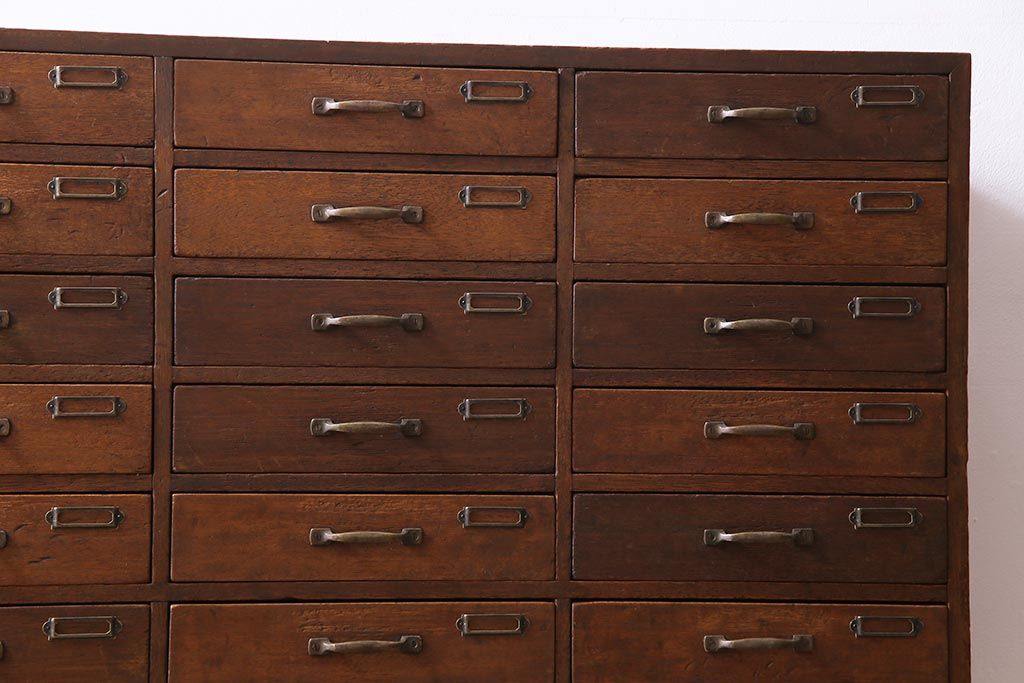 レトロ家具　昭和レトロ　ネームプレート付き　薄型の引き出しが40杯付いたチェスト(書類ケース、ドロワー)