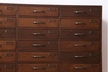レトロ家具　昭和レトロ　ネームプレート付き　薄型の引き出しが40杯付いたチェスト(書類ケース、ドロワー)