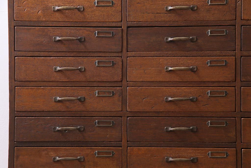 レトロ家具　昭和レトロ　ネームプレート付き　薄型の引き出しが40杯付いたチェスト(書類ケース、ドロワー)