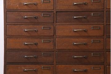 レトロ家具　昭和レトロ　ネームプレート付き　薄型の引き出しが40杯付いたチェスト(書類ケース、ドロワー)