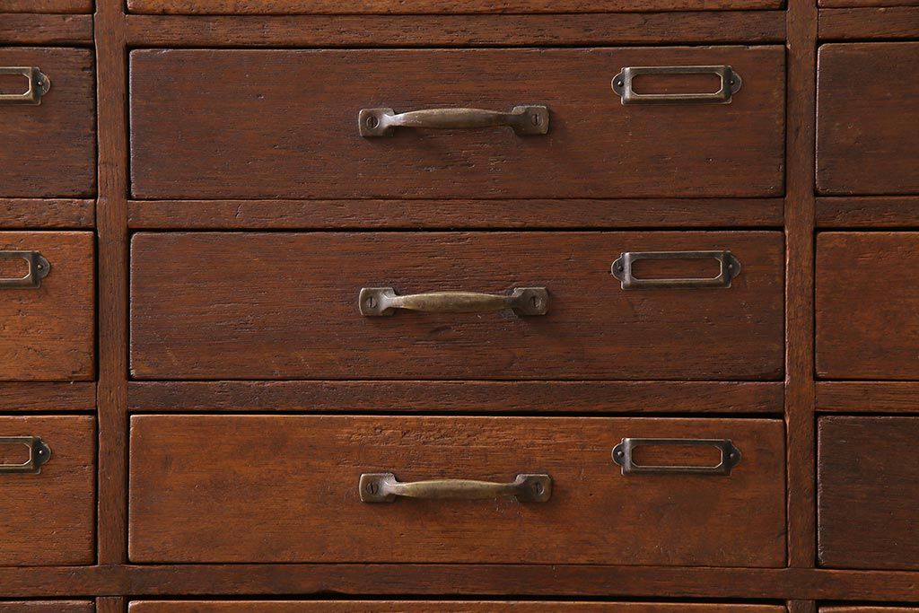 レトロ家具　昭和レトロ　ネームプレート付き　薄型の引き出しが40杯付いたチェスト(書類ケース、ドロワー)