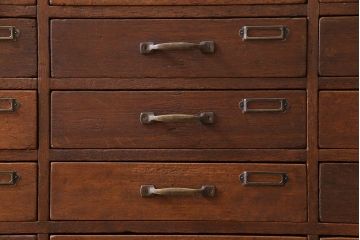 レトロ家具　昭和レトロ　ネームプレート付き　薄型の引き出しが40杯付いたチェスト(書類ケース、ドロワー)