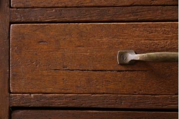 レトロ家具　昭和レトロ　ネームプレート付き　薄型の引き出しが40杯付いたチェスト(書類ケース、ドロワー)