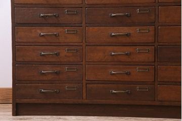 レトロ家具　昭和レトロ　ネームプレート付き　薄型の引き出しが40杯付いたチェスト(書類ケース、ドロワー)