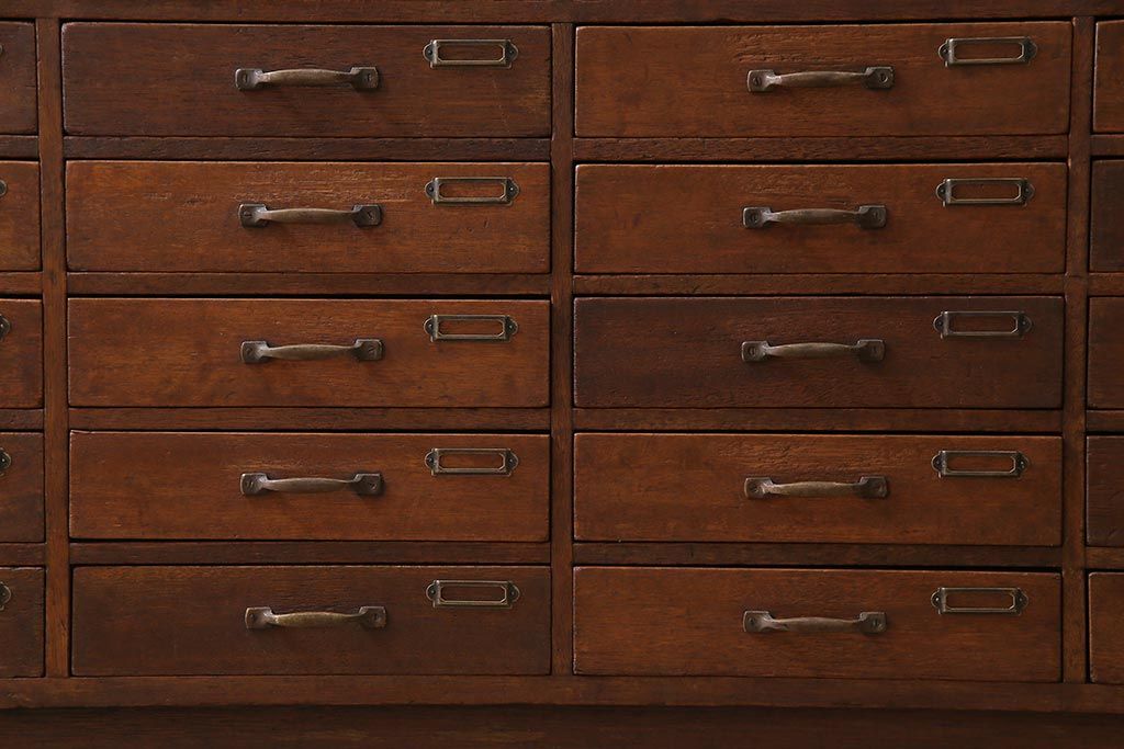 レトロ家具　昭和レトロ　ネームプレート付き　薄型の引き出しが40杯付いたチェスト(書類ケース、ドロワー)