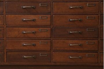 レトロ家具　昭和レトロ　ネームプレート付き　薄型の引き出しが40杯付いたチェスト(書類ケース、ドロワー)