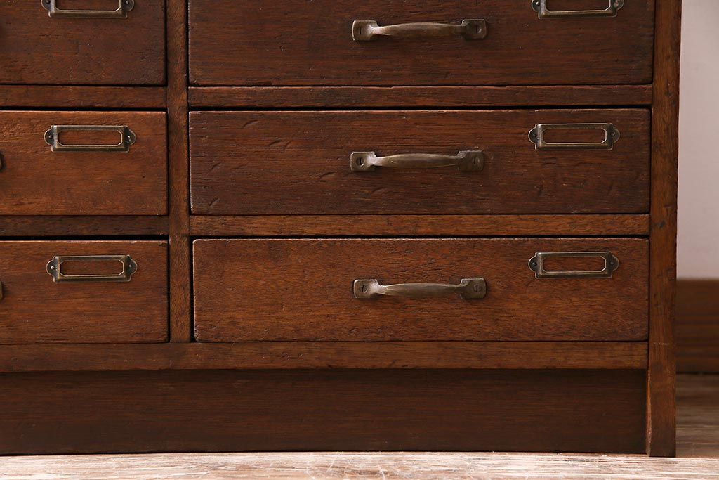 レトロ家具　昭和レトロ　ネームプレート付き　薄型の引き出しが40杯付いたチェスト(書類ケース、ドロワー)