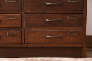 レトロ家具　昭和レトロ　ネームプレート付き　薄型の引き出しが40杯付いたチェスト(書類ケース、ドロワー)