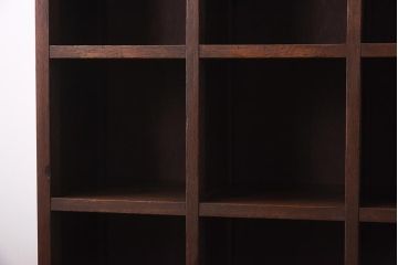 レトロ家具　昭和レトロ　学校の下駄箱をリメイクした味のある脚付きマス目棚(オープンラック、飾り棚)