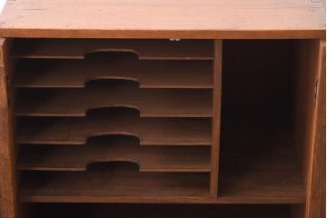 レトロ家具　昭和初期　整理整頓におすすめなレトロな雰囲気漂う収納棚(書類棚、キャビネット)