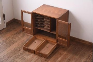 レトロ家具　昭和初期　整理整頓におすすめなレトロな雰囲気漂う収納棚(書類棚、キャビネット)