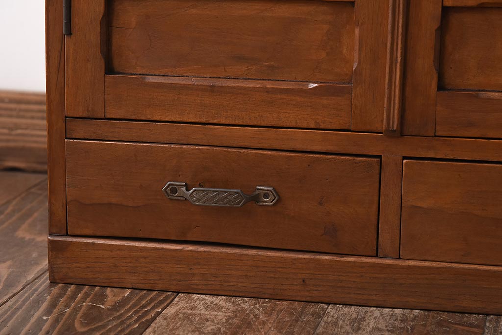 レトロ家具　昭和初期　整理整頓におすすめなレトロな雰囲気漂う収納棚(書類棚、キャビネット)