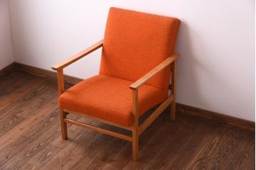 ヴィンテージ家具　イギリスビンテージ　ビーチ材　オレンジのファブリックが目を引く一人掛けソファ(1)