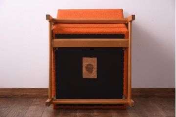 ヴィンテージ家具　イギリスビンテージ　ビーチ材　オレンジのファブリックが目を引く一人掛けソファ(2)