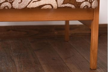 ヴィンテージ家具　イギリスビンテージ　ビーチ材　オリエンタル風の模様が目を引く一人掛けソファ(1)