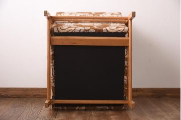 ヴィンテージ家具　イギリスビンテージ　ビーチ材　オリエンタル風の模様が目を引く一人掛けソファ(1)