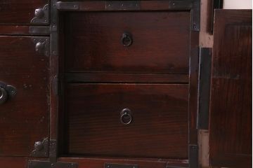 アンティーク家具　和製アンティーク　リメイク　前面栗材　細かな装飾の金具が目を引く米沢箪笥ローボード(ローチェスト、引き出し、和タンス)