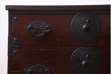 アンティーク家具　和製アンティーク　リメイク　前面栗材　細かな装飾の金具が目を引く米沢箪笥ローボード(ローチェスト、引き出し、和タンス)