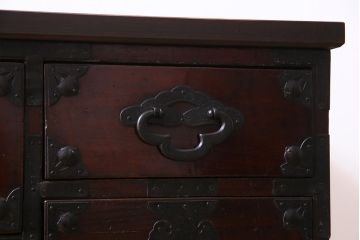 アンティーク家具　和製アンティーク　リメイク　前面栗材　細かな装飾の金具が目を引く米沢箪笥ローボード(ローチェスト、引き出し、和タンス)