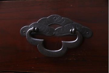 アンティーク家具　和製アンティーク　リメイク　前面栗材　細かな装飾の金具が目を引く米沢箪笥ローボード(ローチェスト、引き出し、和タンス)