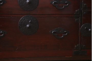 アンティーク家具　和製アンティーク　リメイク　前面栗材　細かな装飾の金具が目を引く米沢箪笥ローボード(ローチェスト、引き出し、和タンス)