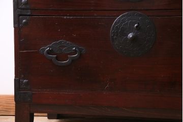 アンティーク家具　和製アンティーク　リメイク　前面栗材　細かな装飾の金具が目を引く米沢箪笥ローボード(ローチェスト、引き出し、和タンス)