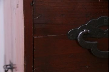 アンティーク家具　和製アンティーク　リメイク　前面栗材　細かな装飾の金具が目を引く米沢箪笥ローボード(ローチェスト、引き出し、和タンス)