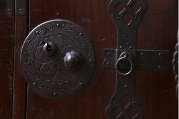 アンティーク家具　和製アンティーク　リメイク　前面栗材　細かな装飾の金具が目を引く米沢箪笥ローボード(ローチェスト、引き出し、和タンス)