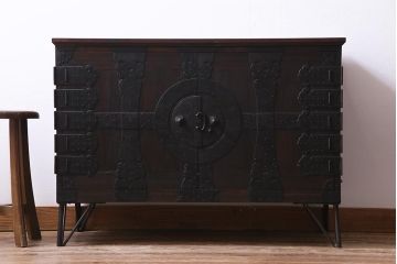 アンティーク家具　明治期　観音開き戸　桐材　重厚感漂う鉄脚箪笥ローボード(ローチェスト、衣装箪笥、桐箪笥、桐たんす)