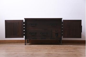 アンティーク家具　明治期　観音開き戸　桐材　重厚感漂う鉄脚箪笥ローボード(ローチェスト、衣装箪笥、桐箪笥、桐たんす)