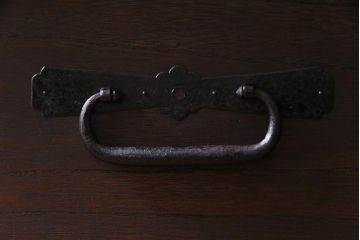 アンティーク家具　明治期　観音開き戸　桐材　重厚感漂う鉄脚箪笥ローボード(ローチェスト、衣装箪笥、桐箪笥、桐たんす)