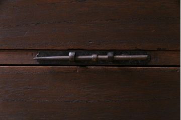 アンティーク家具　明治期　観音開き戸　桐材　重厚感漂う鉄脚箪笥ローボード(ローチェスト、衣装箪笥、桐箪笥、桐たんす)