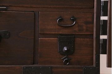 アンティーク家具　明治期　観音開き戸　桐材　重厚感漂う鉄脚箪笥ローボード(ローチェスト、衣装箪笥、桐箪笥、桐たんす)