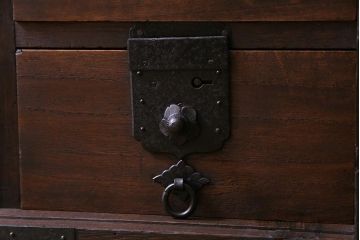 アンティーク家具　明治期　観音開き戸　桐材　重厚感漂う鉄脚箪笥ローボード(ローチェスト、衣装箪笥、桐箪笥、桐たんす)