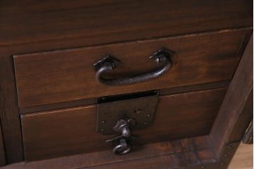 アンティーク家具　明治期　観音開き戸　桐材　重厚感漂う鉄脚箪笥ローボード(ローチェスト、衣装箪笥、桐箪笥、桐たんす)