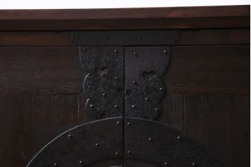 アンティーク家具　明治期　観音開き戸　桐材　重厚感漂う鉄脚箪笥ローボード(ローチェスト、衣装箪笥、桐箪笥、桐たんす)
